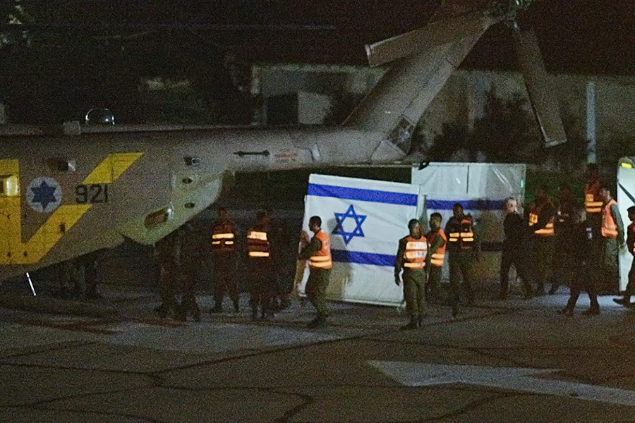 Вертолёт с освобождёнными заложниками из сектора Газа, прибывает в больницу в Петах-Тикве, Израиль