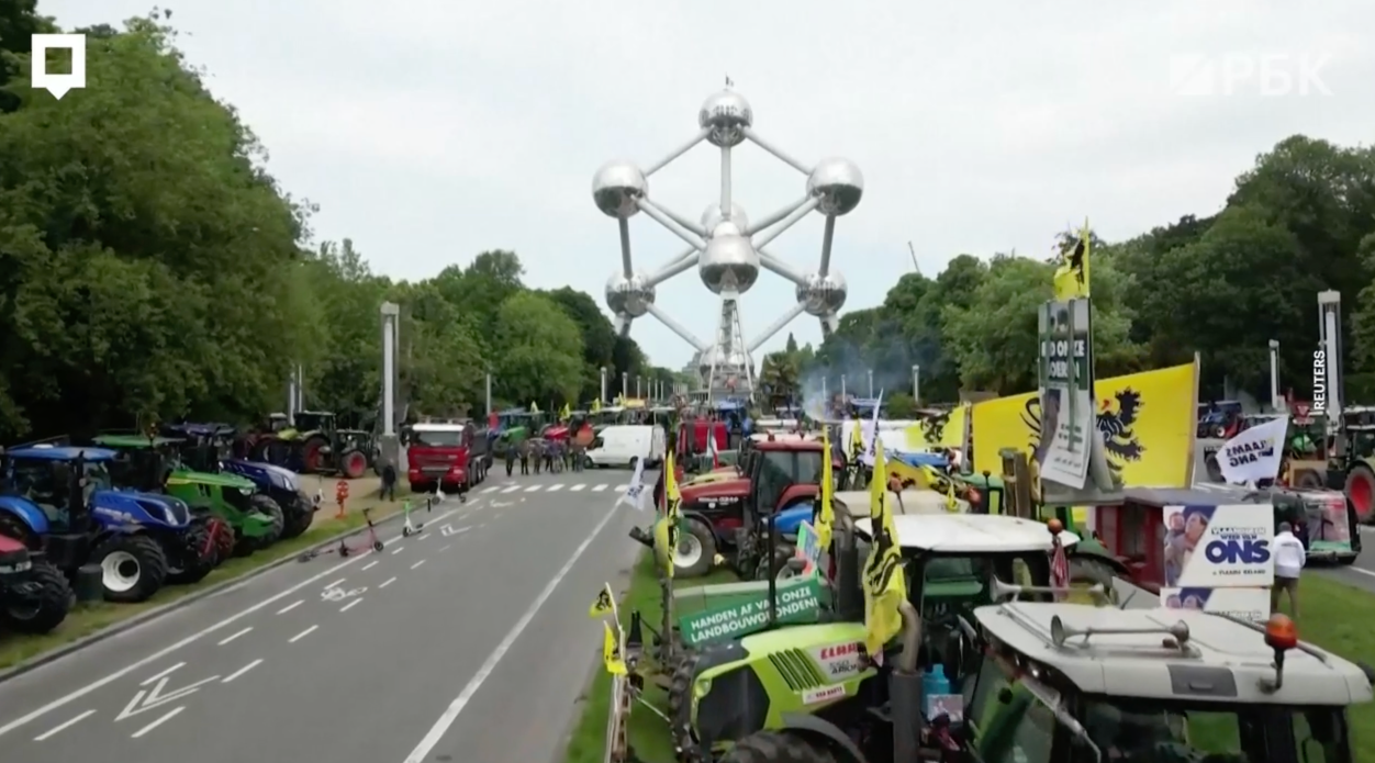 В Москве машину с номерами АМР протестующие закидали снежками. Видео — РБК