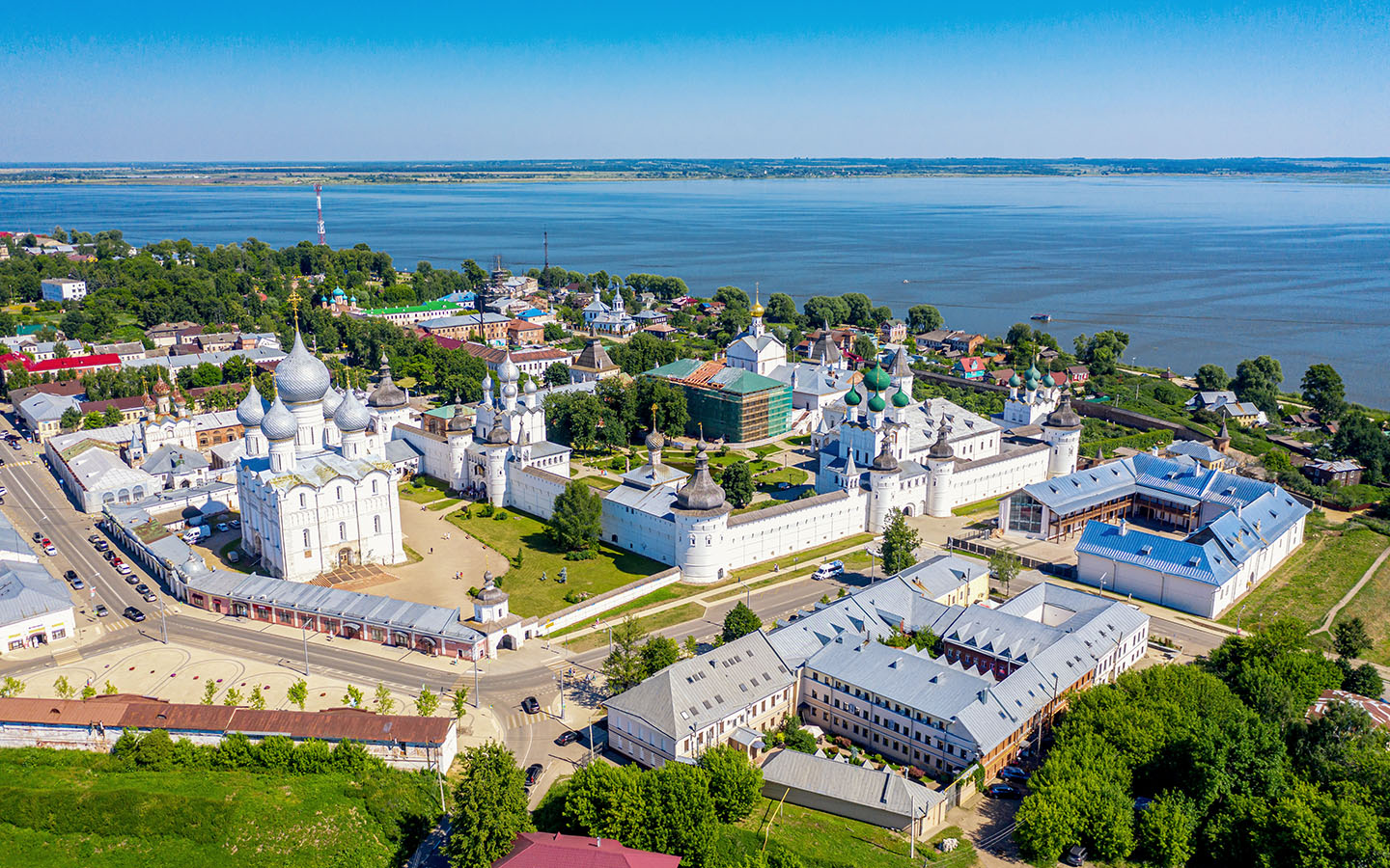 Ростов Великий известен своим эффектным кремлем и огромным озером Неро.