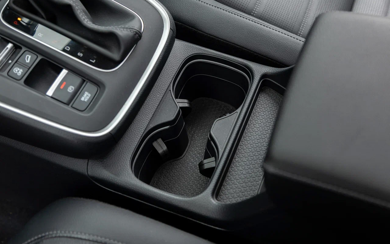 Передние подстаканники у Honda CR-V просты, но максимально функциональны:&nbsp;держат крепко