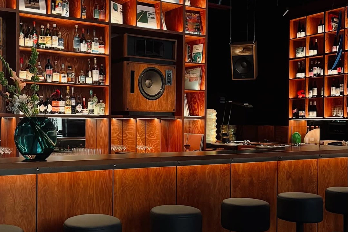 Какие бары в Петербурге посетить на новогодних: советует сомелье