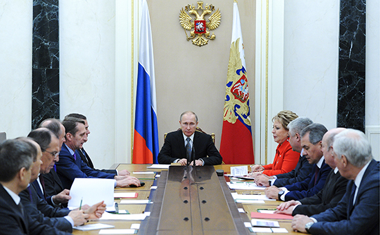 Президент России Владимир Путин (в центре) на совещании с постоянными членами Совета безопасности РФ в Кремле. Архивное фото