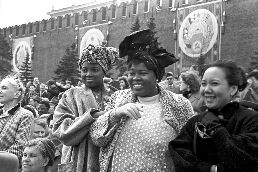 1960&nbsp;год. Гости из&nbsp;Африки на&nbsp;первомайской демонстрации на&nbsp;Красной площади
