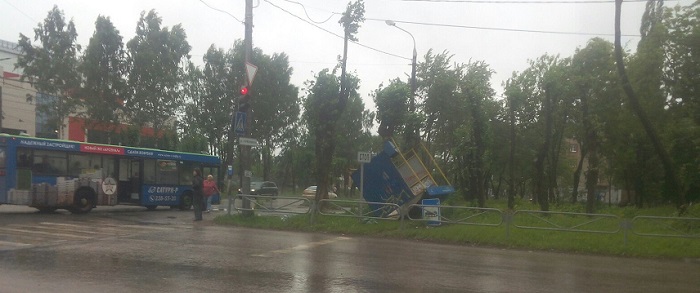 В Свердловском районе Перми порывами ветра перевернуло остановку