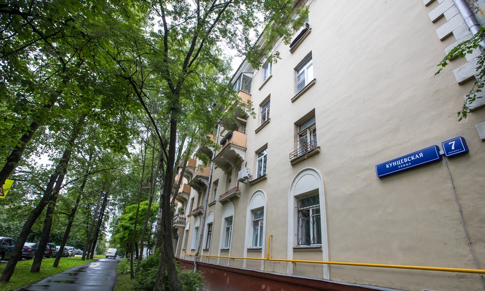 Многие дома на Кунцевской улице попали в программу реновации. На фото — дом № 7, оказавшийся в перечне под снос