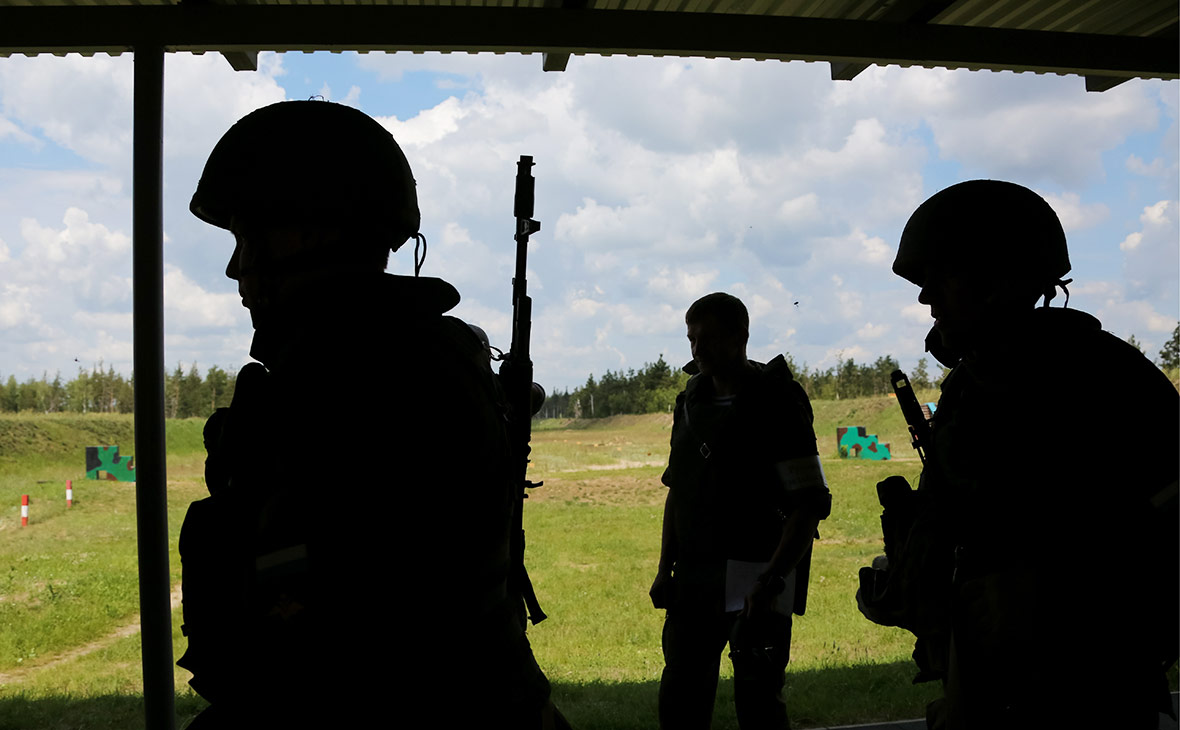 Военнослужащие на учебно-боевой подготовке. Июнь 2016 года


