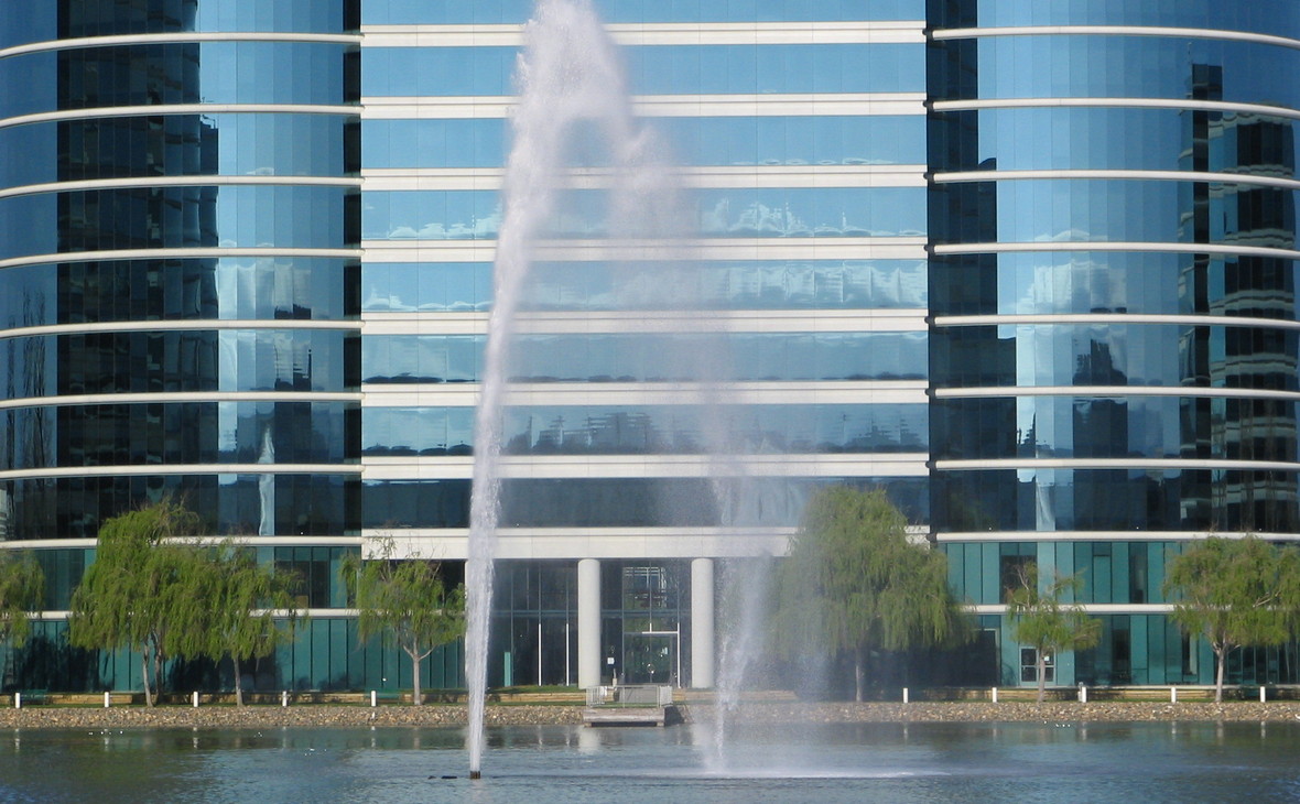Фонтан у штаб-квартиры Oracle
