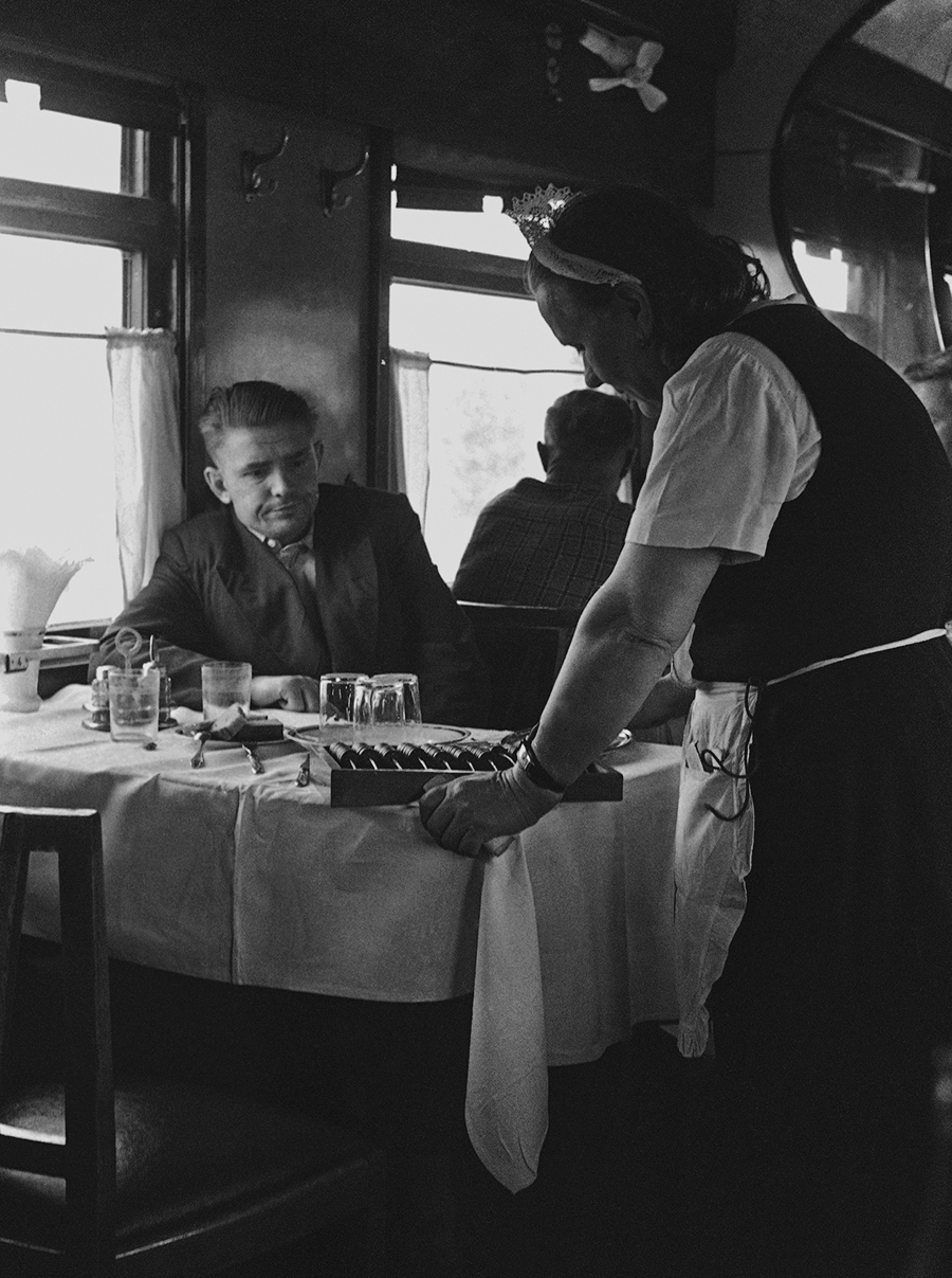 Поезд Москва&nbsp;&mdash; Владивосток, 1965 год. Поездка длилась 7 с половиной&nbsp;дней.

Изначально в СССР в первую очередь включали вагоны-рестораны в составы, находящиеся в пути больше суток
