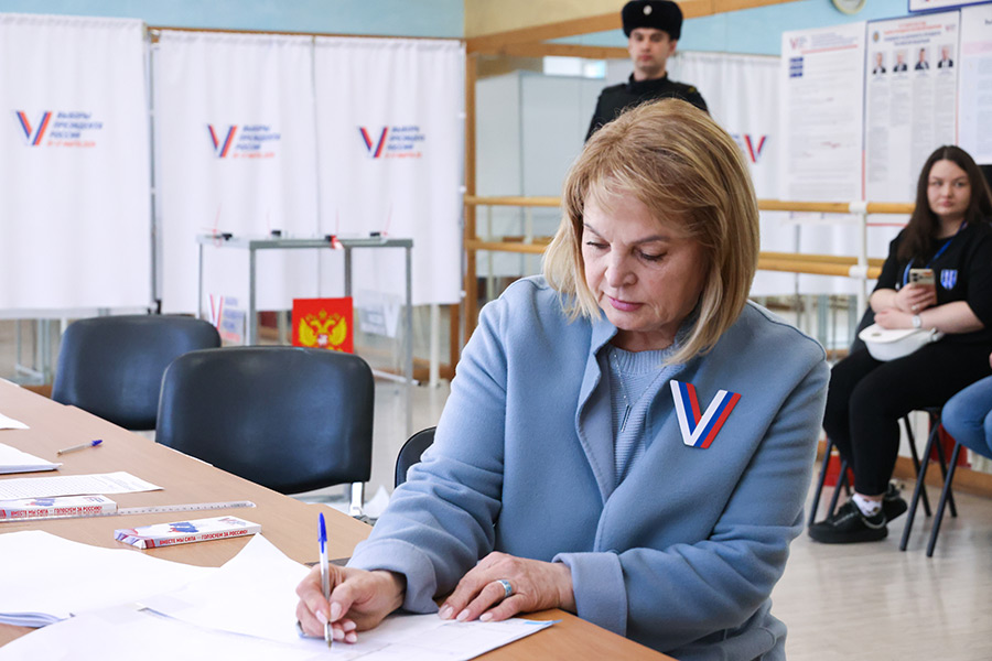 Председатель ЦИК Элла Памфилова на избирательном участке в Истре, Московская область.