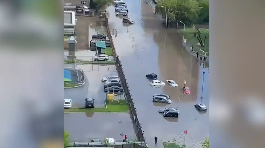 В Новосибирске ливень затопил дороги. Видео