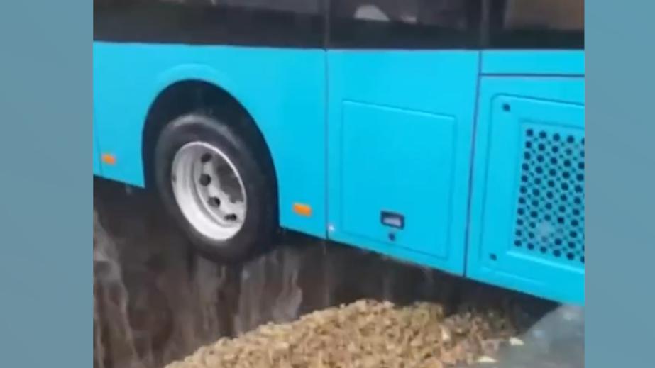 В Казани на фоне дождей под троллейбусом провалился асфальт