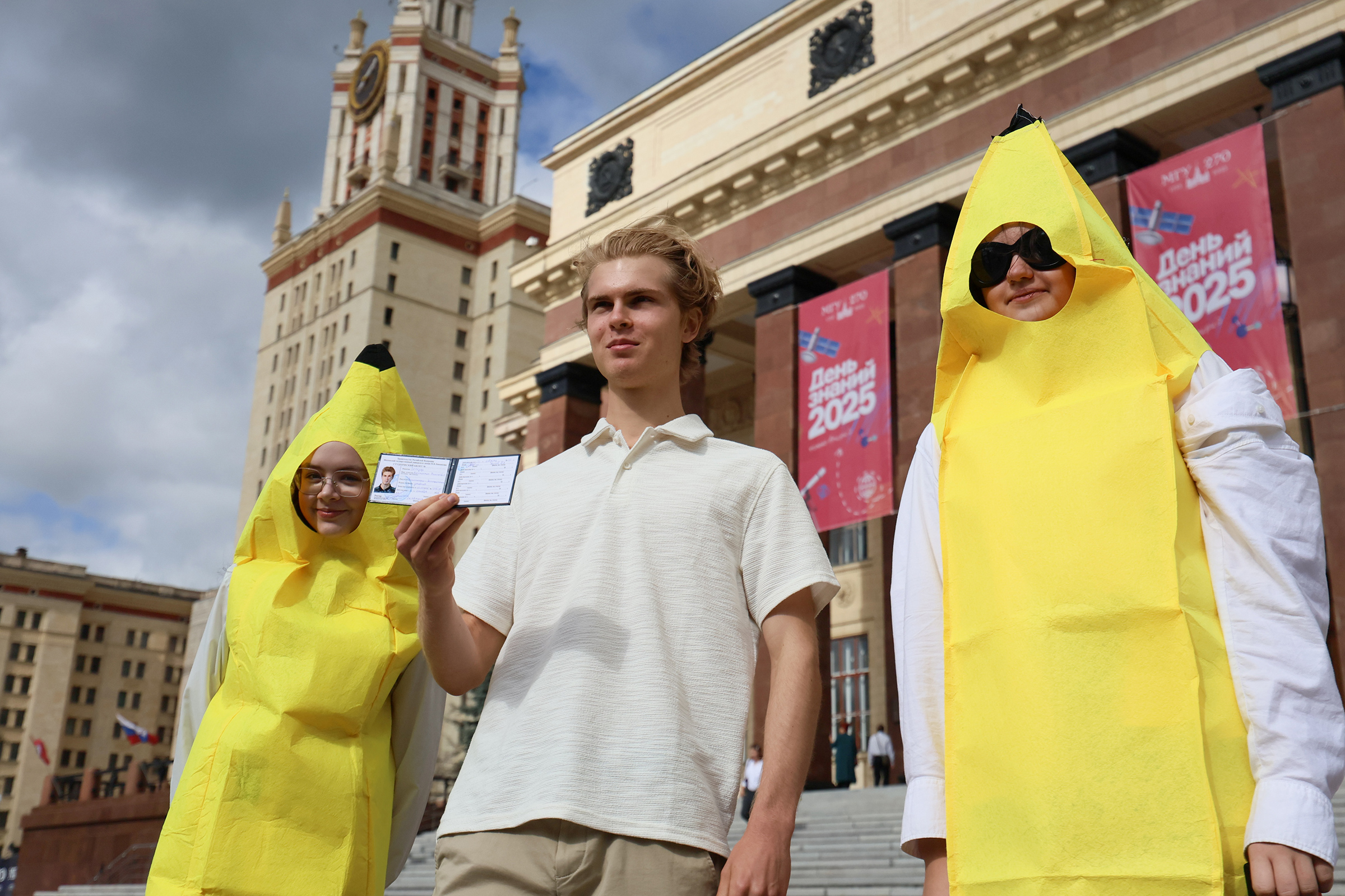 Праздничные мероприятия также прошли в российских университетах. На фото&nbsp;&mdash; студенты у здания МГУ.