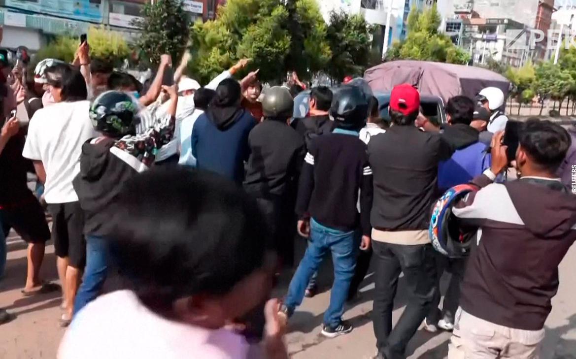 Протесты в Непале, из-за которых сбежали министры. Видео