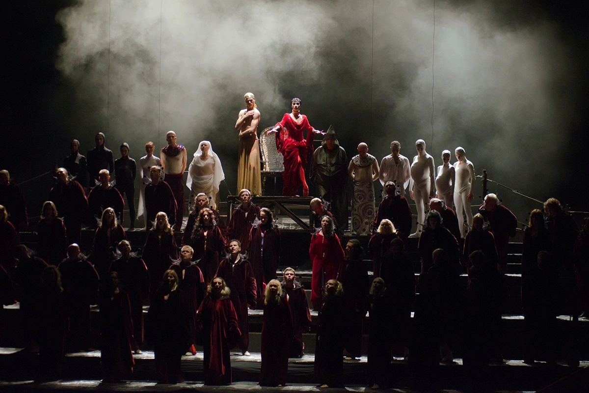 Действие в опере развивается в актах, обычно их минимум два. Но есть постановки-рекордсмены в семь актов или продолжительностью 13 часов