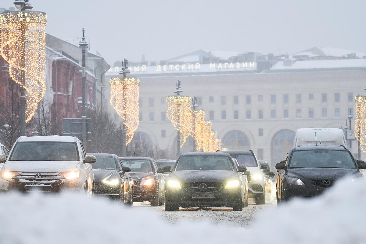 Автомобили на Новой площади во время снегопада в Москве, 27 января 2026 года