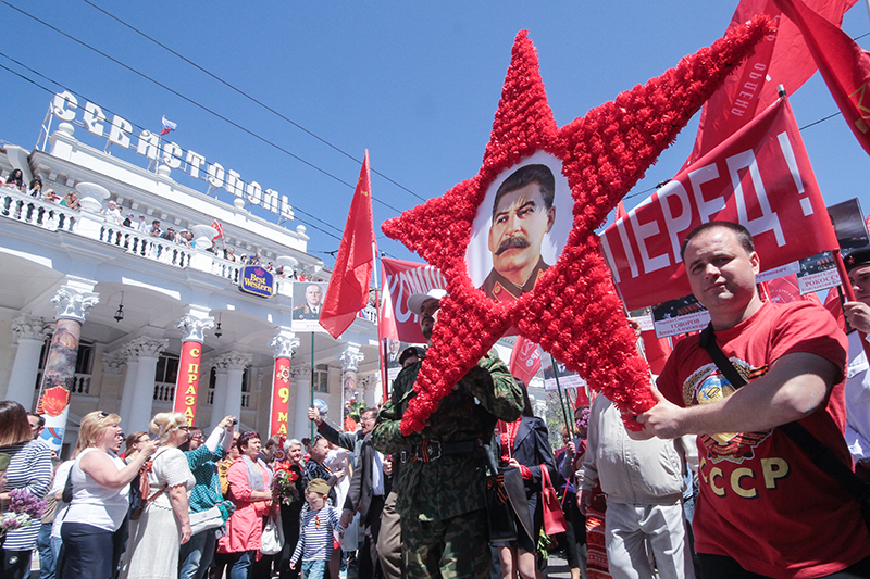 Участники праздничных мероприятий в Севастополе.