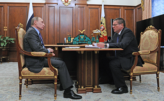 Президент России Владимир Путин и министр экономического развития РФ Алексей Улюкаев во время встречи в Кремле