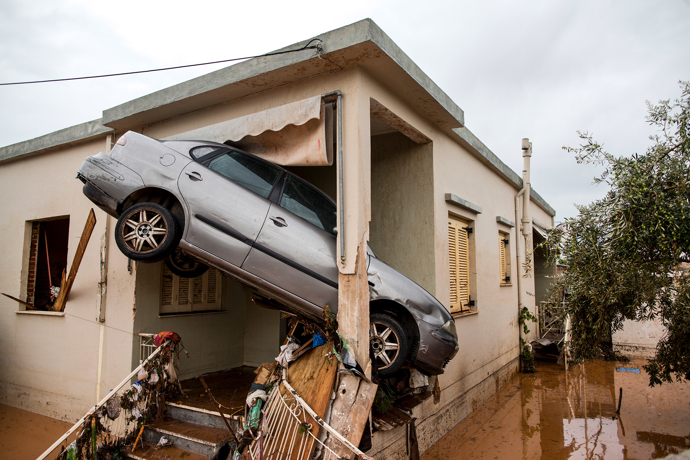 В результате стихийного бедствия были разрушены многие здания, включая жилые дома. По информации сотрудников спасательных служб, они получили более 300 сообщений о затопленных помещениях.


&nbsp;
