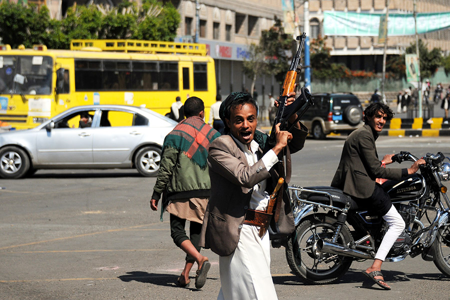 Салех руководил преимущественно населенной шиитами&nbsp;Йеменской Арабской Республикой с 1978 года. В 1990 году она объединилась с Народно-Демократической Республикой Йемен, основную часть населения которой составляли сунниты. Салех возглавил объединенный Йемен и оставался у власти до 2011 года, пока не ушел с поста после протестов на фоне &laquo;арабской весны&raquo;. Новым президентом Йемена стал суннит Абд-Раббу Мансур Хади. Его легитимность признало международное сообщество, но не хуситы и экс-президент Салех. В 2015 году Хади бежал из страны, после чего большую ее часть завоевали хуситы. Тогда в войну вмешалась коалиция, возглавляемая Саудовской Аравией, а Хади вернулся в страну.
