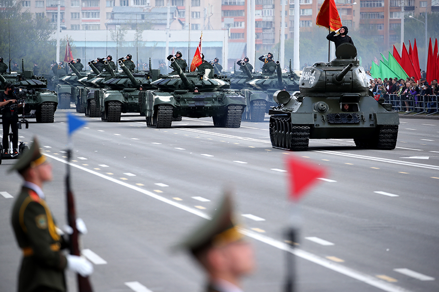 Танки Т-34-85 и Т-72БЗМ на военном параде в центре Минска
