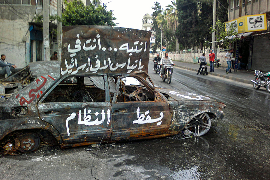 Портовый город Банияс 17 апреля 2011 года после акции, на которую вышли тысячи сирийцев с лозунгами о свободе. Этот митинг прошел на следующий день после того, как Башар Асад пообещал отменить закон о чрезвычайном положении