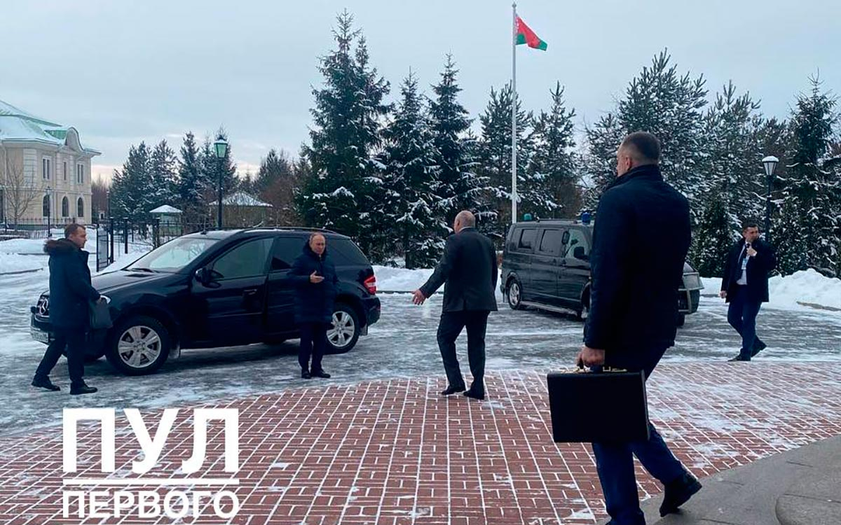 Путин проехал за рулем Mercedes ML по Петербургу. Фото