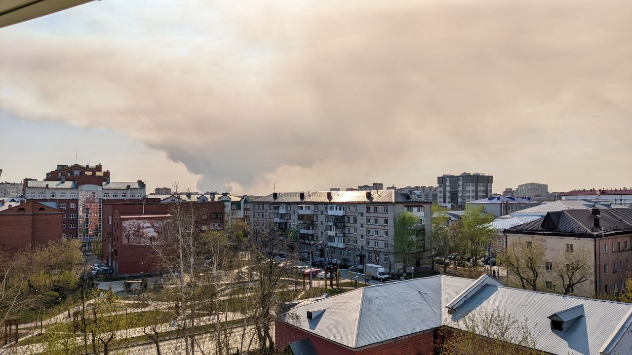 Дым от пожара накрыл Тюмень.