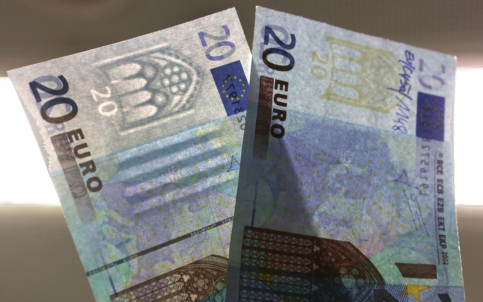 Евро приблизился к паритету с долларом. Что это значит? - Ведомости