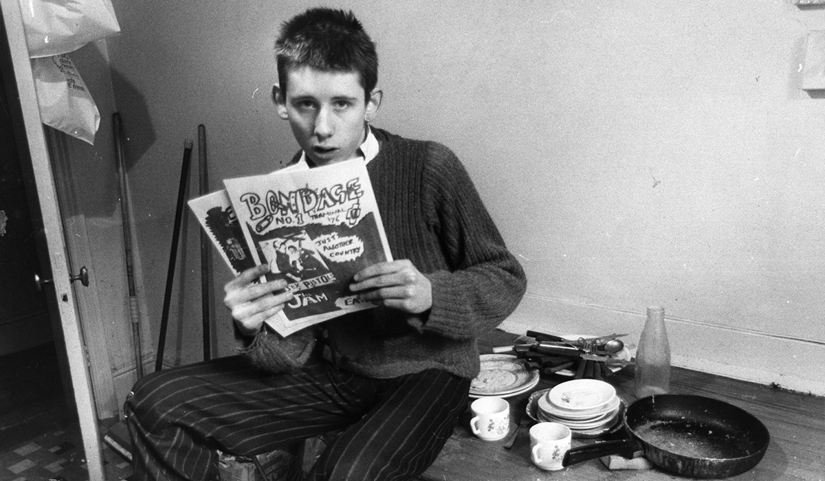 <p>19-летний Шейн Макгоуэн в офисе в Лондоне, 13 января 1977 года</p>
