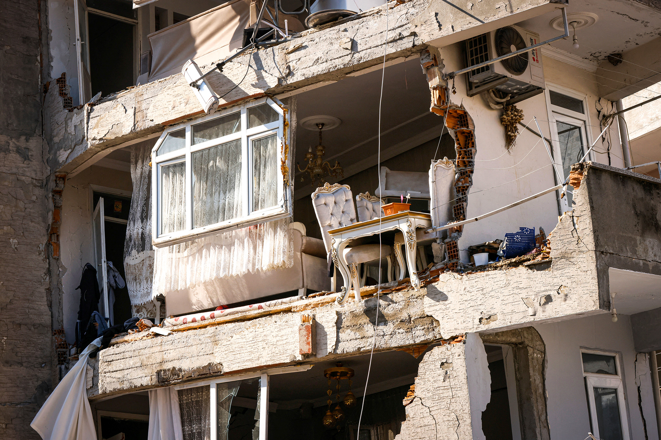 Поврежденный в результате землетрясения дом в Хатае, 10 февраля 2023 года