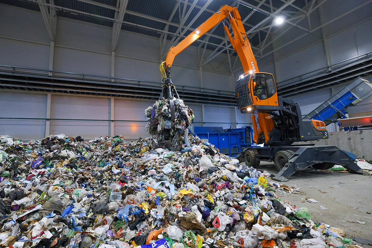 <p>Разбор мусора на комплексе глубокой переработки отходов</p>