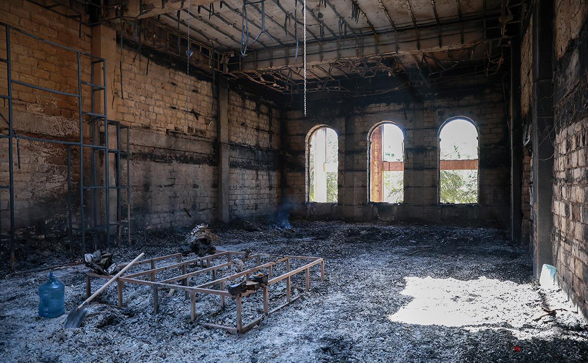 Последствия пожара, случившегося после нападения террористов на синагогу в Дербенте