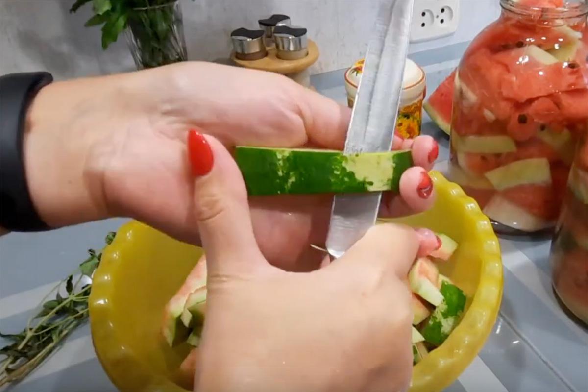 Удалите зеленую кожуру с арбузных корок