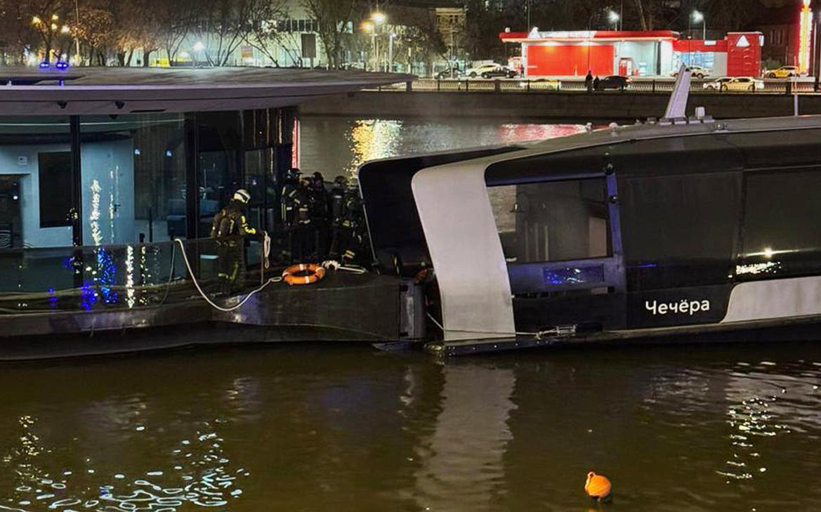 В Москве на речном электротрамвае произошло задымление