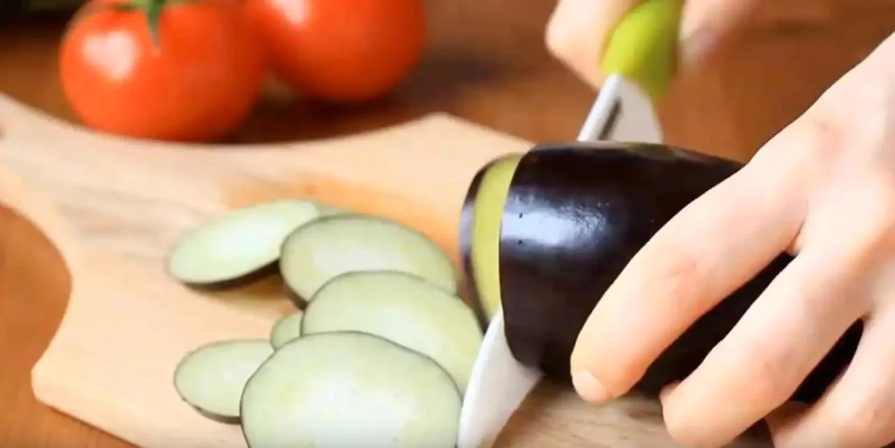 Нарежьте баклажан