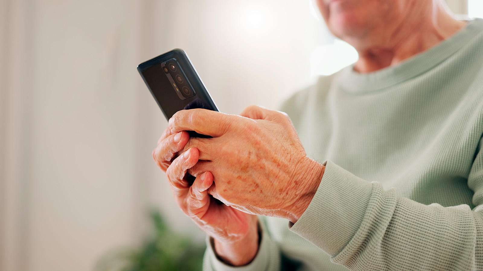 В Костроме пенсионер общался с фейковой Дженнифер Энистон