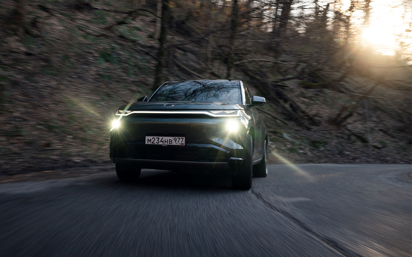 На виражах и серпантинах GAC S7 кренится не критично, и в этом заслуга расположенной под днищем тяговой батареи