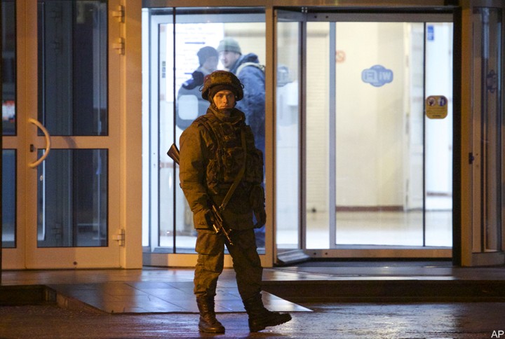 Неизвестные военные захватили аэропорт в Симферополе