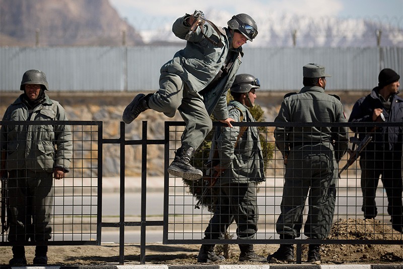 25 марта 2014 г.Афганские полицейские прибыли к избиркому в Кабуле, который рядом с которым подорвался террорист-смертник. Избирком расположен неподалеку от дома кандидата в президенты Афганистана Ашрафа Гани.