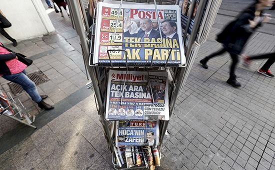 Стенд с&nbsp;газетами на&nbsp;улице Стамбула

​
