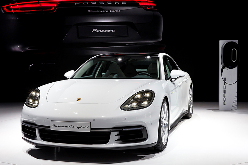 Porsche представила новую модель Panamera 4 E-Hybrid. Ее основное отличие от&nbsp;предыдущего поколения&nbsp;&mdash;&nbsp;электромотор начинает работать сразу. На одном электричестве можно проехать 50&nbsp;км. При этом модель способна разгоняться до&nbsp;140&nbsp;км/ч


&nbsp;
