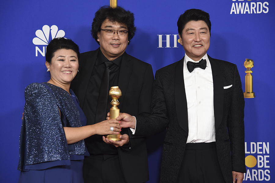 Лучшим зарубежным фильмом признали южнокорейскую картину &laquo;Паразиты&raquo;.

На фото: режиссер Пон Джун-хо (в центре) и актеры Ли Джон-ын (слева) и Сон Кан-хо
