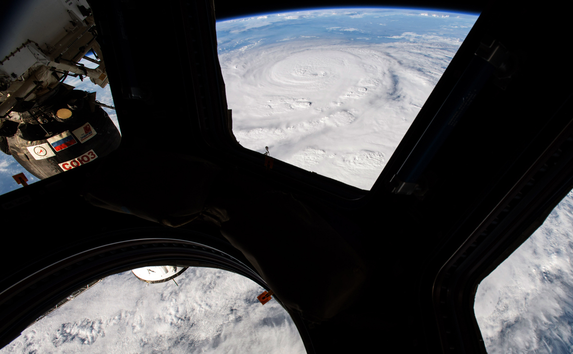 Вид из купольного модуля на борту Международной космической станции