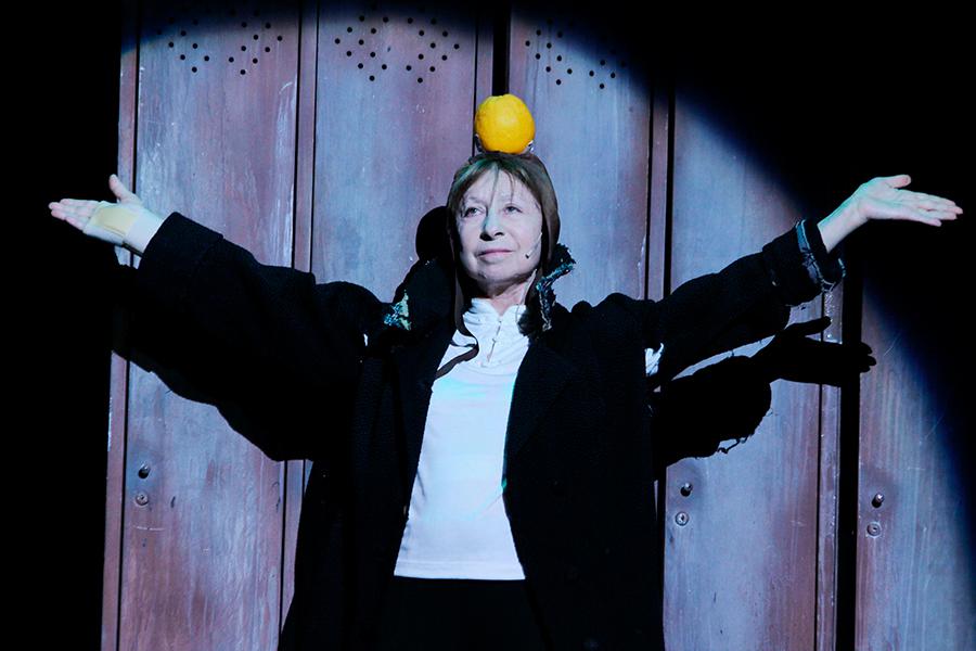 Лия Ахеджакова в сцене из спектакля Circo Ambulante в Театре наций, 2012 год