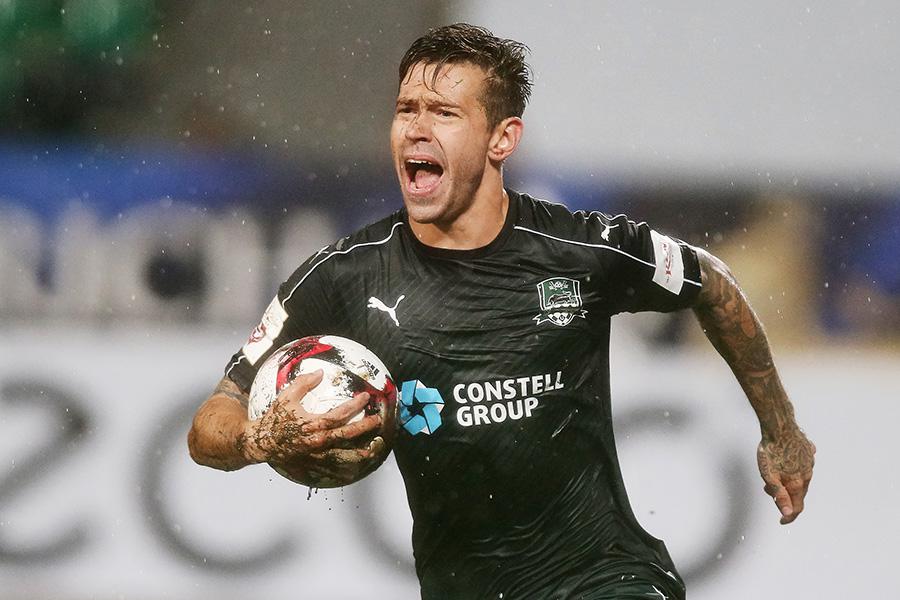 Фёдор Смолов из ФК &laquo;Краснодар&raquo; празднует забитый гол в матче Российской Премьер-Лиги между ФК &laquo;Краснодар&raquo; и ФК &laquo;Ростов&raquo; на стадионе &laquo;Кубань&raquo; в Краснодаре, 18 сентября 2016 года