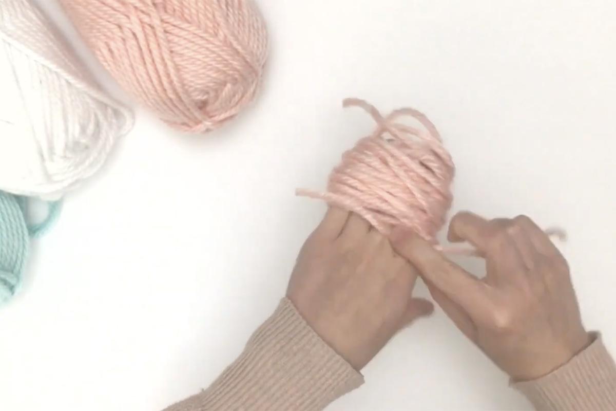 Как собрать новогоднюю гирлянду из помпонов