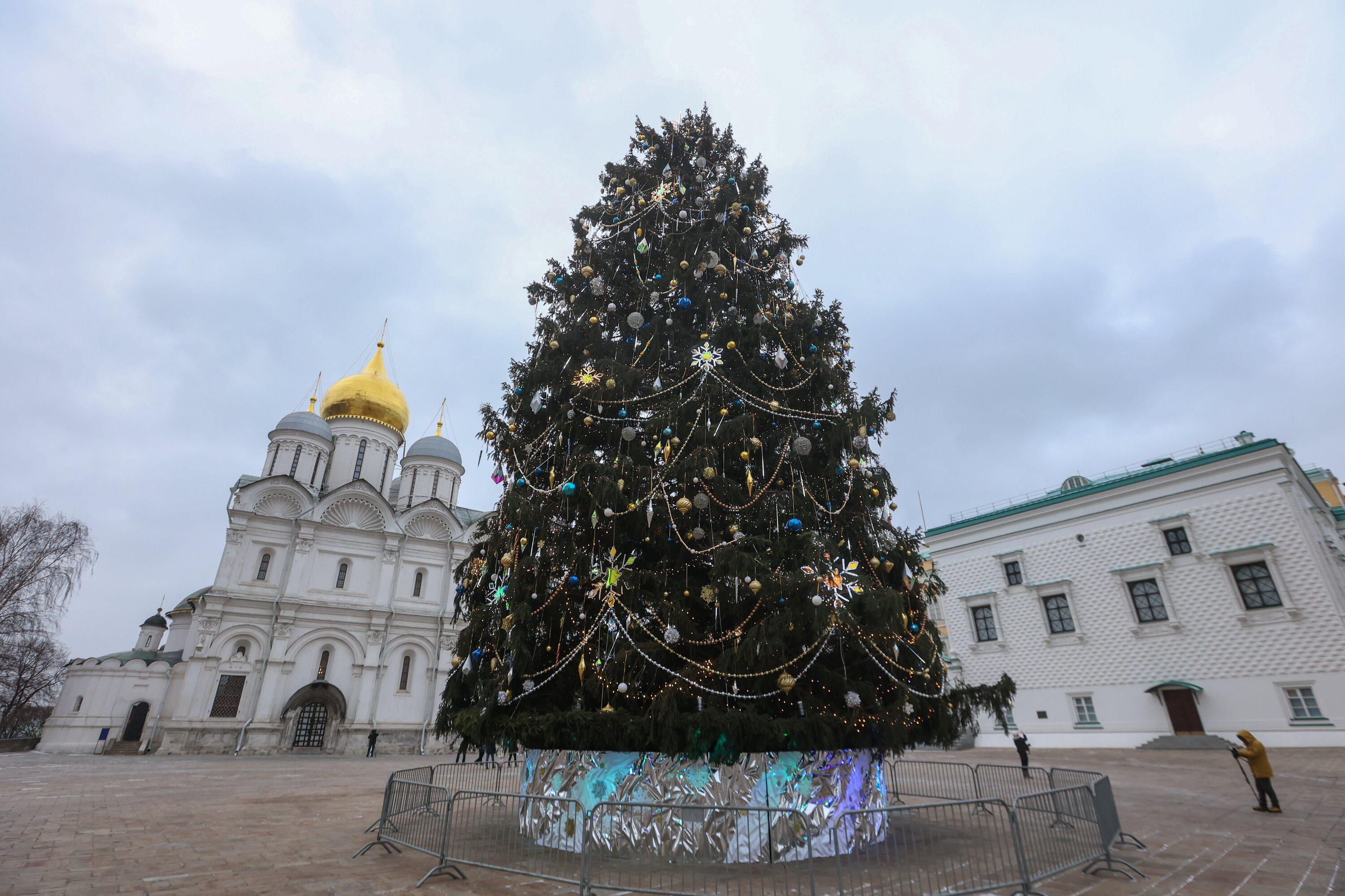 Украшение главной новогодней ели России на Соборной площади Московского Кремля