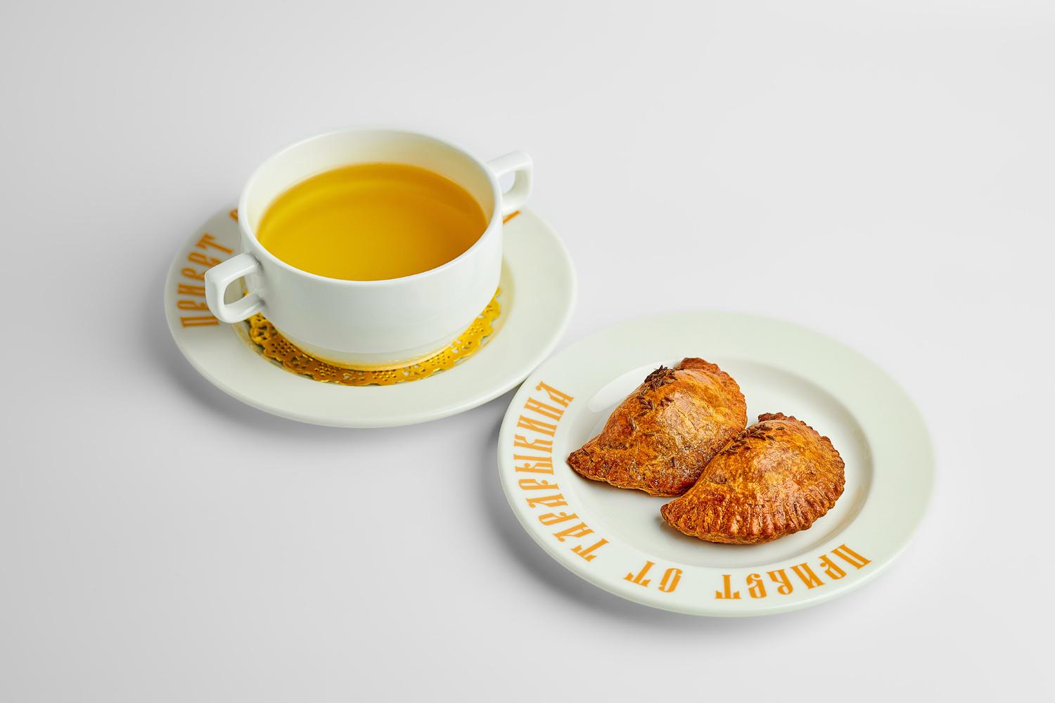 Консоме &laquo;Ришъ&raquo; с пирожками в ресторане &laquo;Кафе Пушкинъ&raquo;