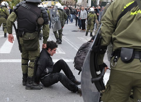 Столкновения демонстрантов с полицией в Греции