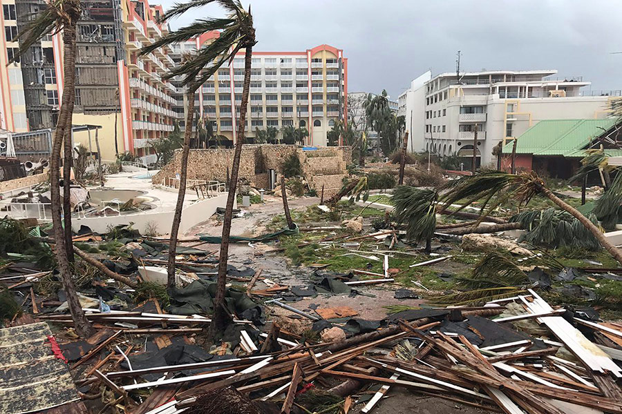 Сейчас ураган пришел на принадлежащие Франции острова Сен-Бартелеми и Сен-Мартен в Карибском бассейне. Количество жертв шторма здесь составило 10 человек.
